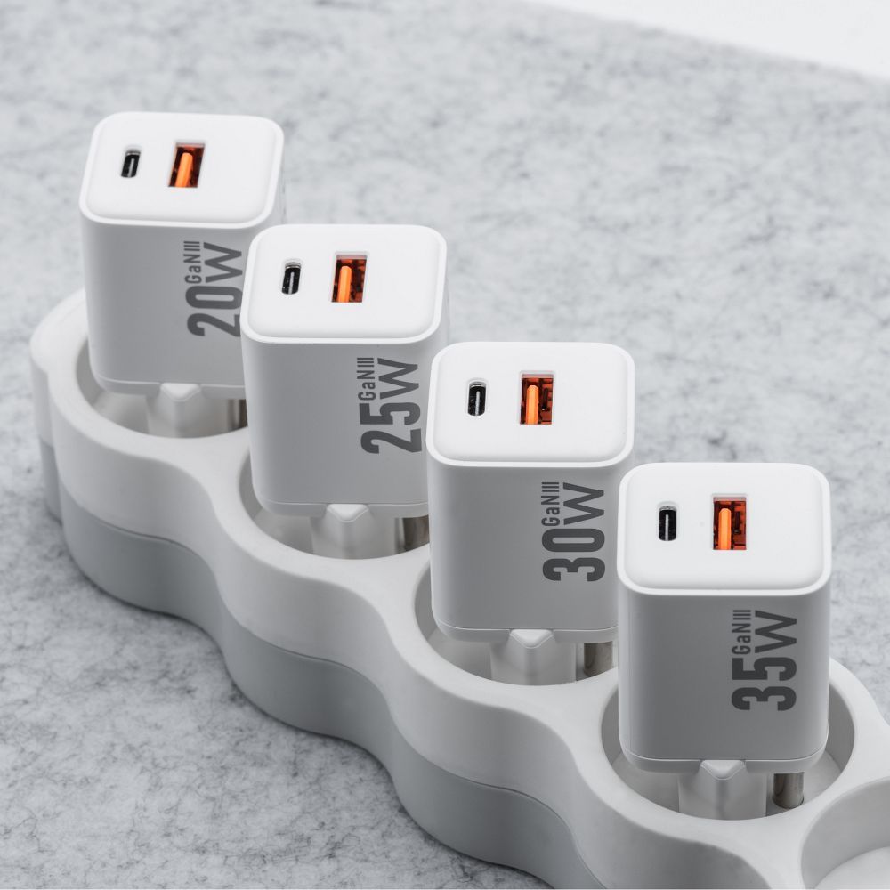 Ładowarka sieciowa do telefonu Forcell F-Energy Mini GaN III USB C + USB A QC4.0 PD 20W VT-35A biała 0INT