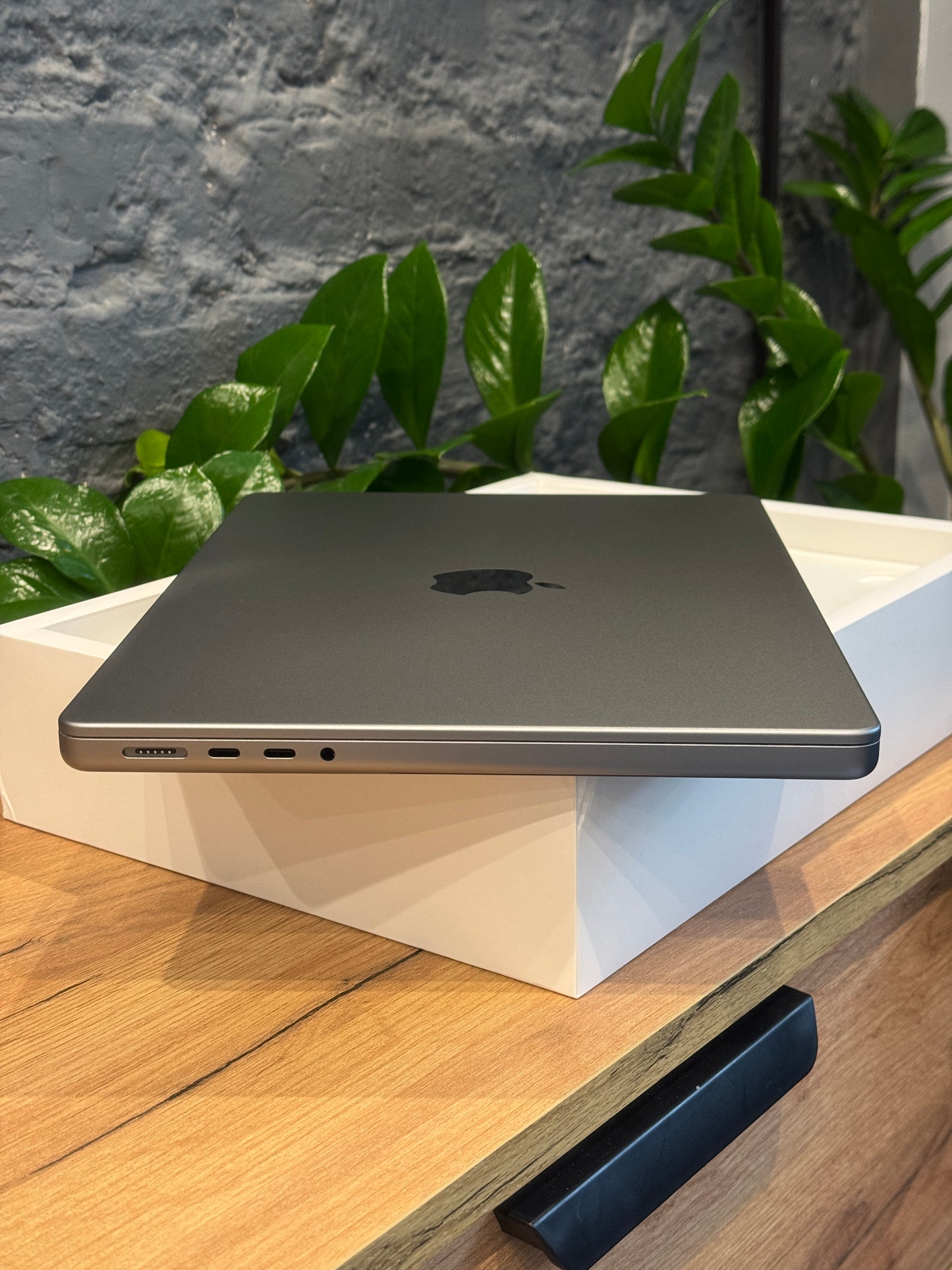 MacBook Pro 14-inch  M3 Chip 8GB/512GB Space Gray - OPEN BOX