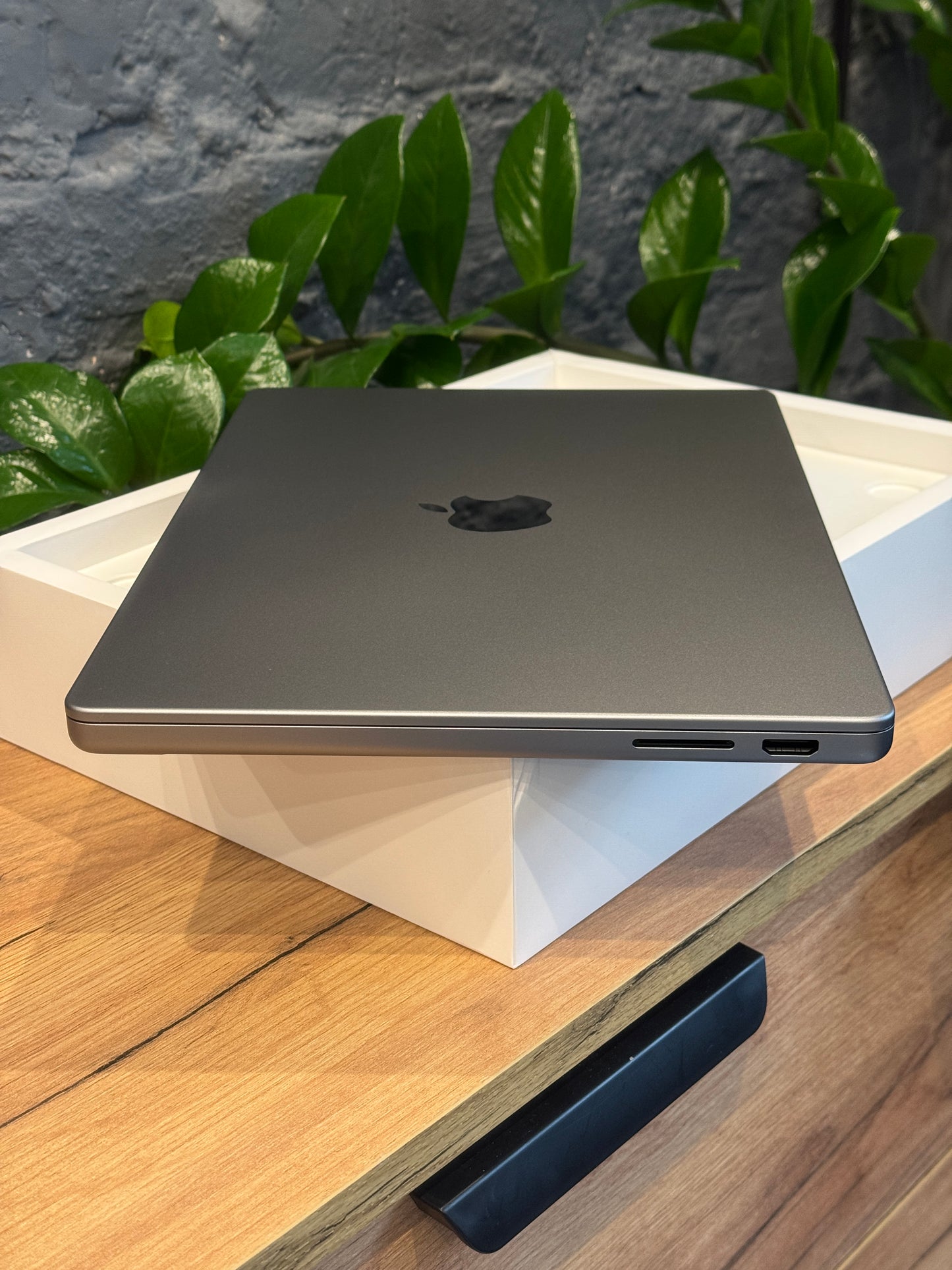 MacBook Pro 14-inch  M3 Chip 8GB/512GB Space Gray - OPEN BOX