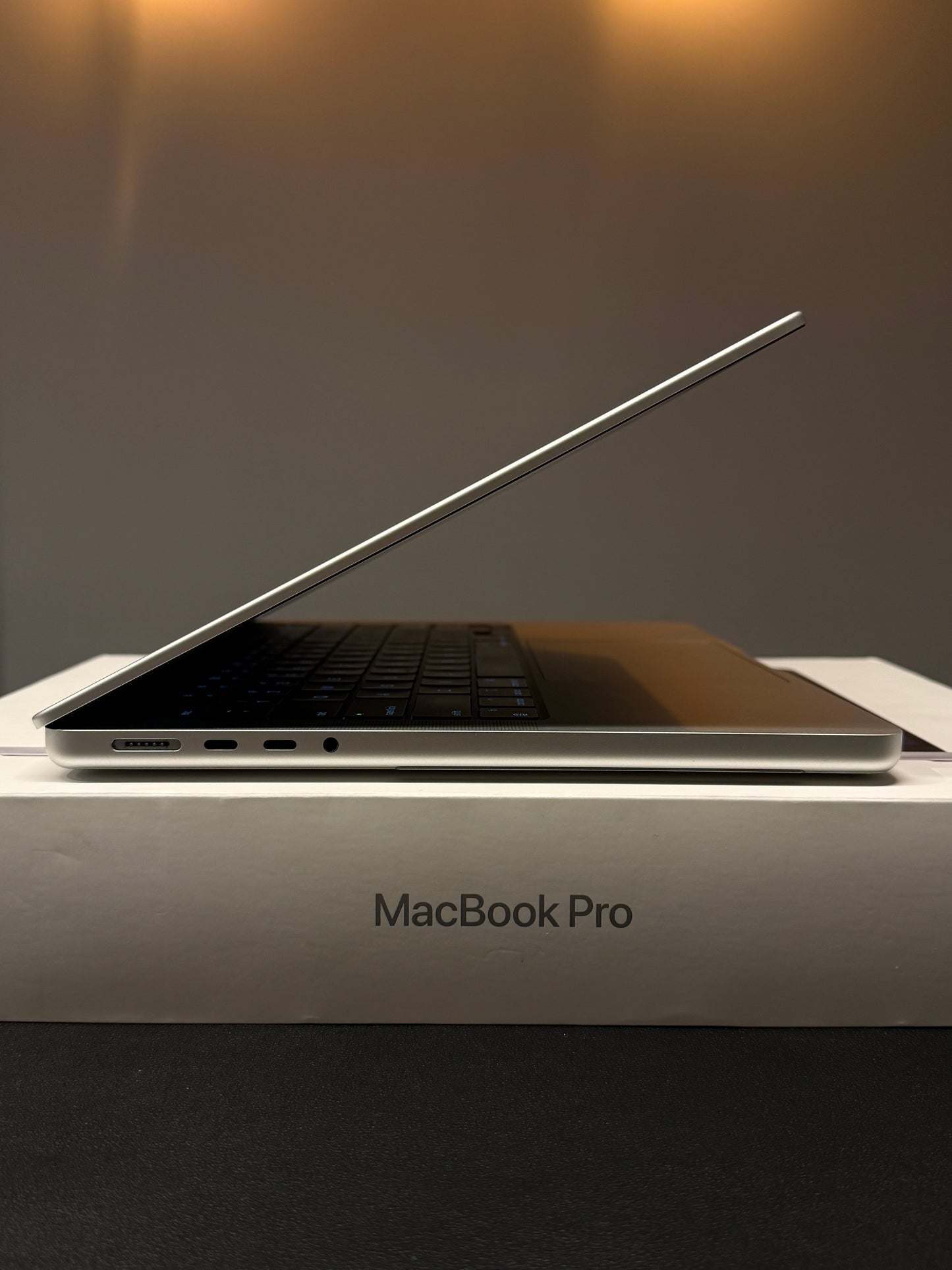 MacBook Pro 14-inch M1 Pro 16GB RAM 1TB SSD Silver - used