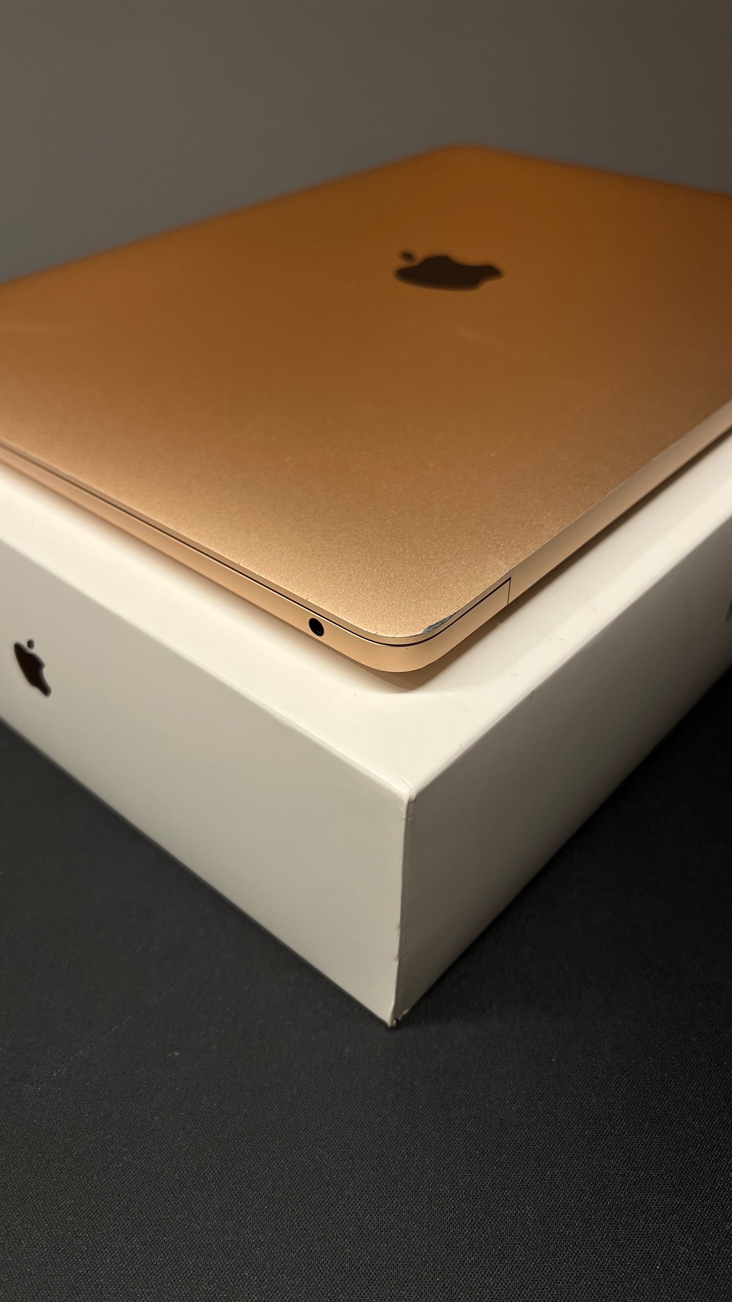 MacBook Air M1 8/256 Gold - used