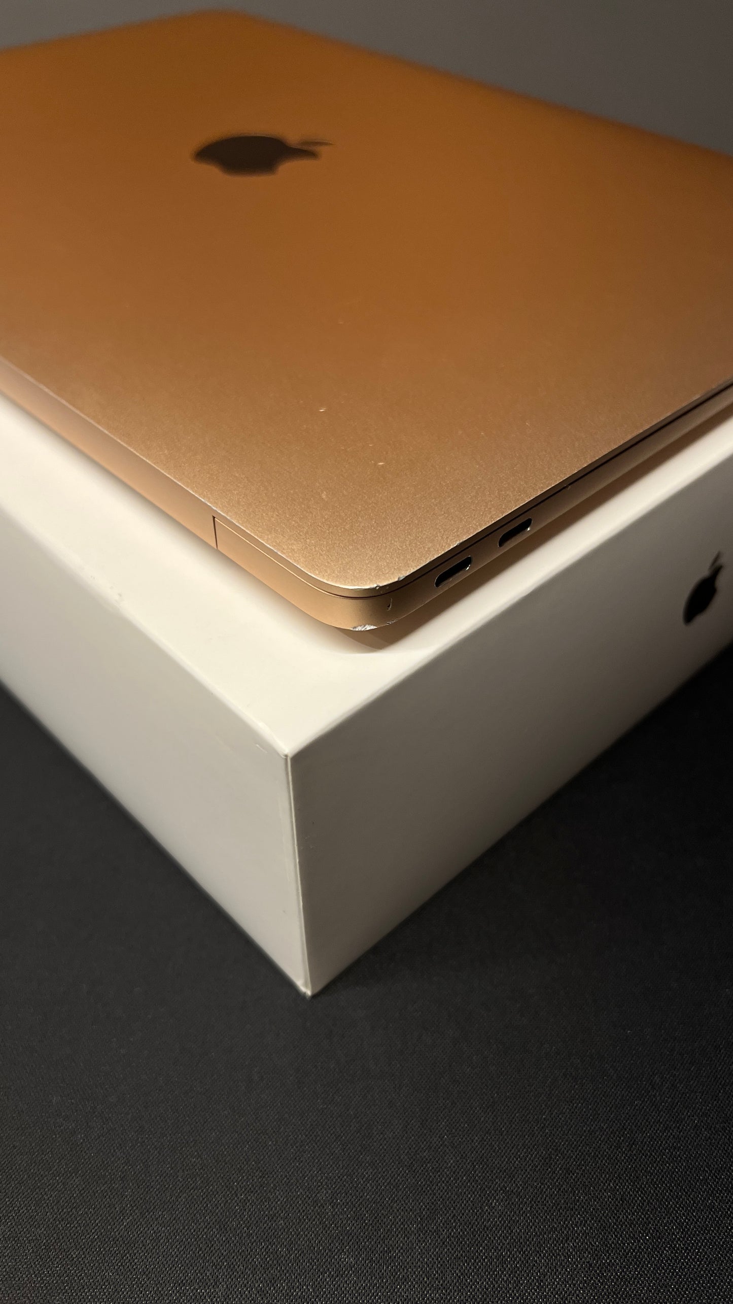 MacBook Air M1 8/256 Gold - used