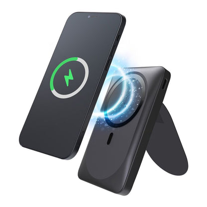 Powerbank Forcell MagStand F10K2 przyczepiony do iPhone’a – ładowanie bezprzewodowe